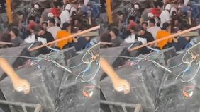 Beredar video memperlihatkan sebuah panggung roboh di tengah orang-orang sedang asik pesta syukuran. Hal tersebut menjadi viral di media sosial.