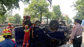 Mobil pengangkut uang milik salah satu perusahaan swasta mengalami kecelakaan hingga terbalik di kawasan Klender, Jakarta Timur dan satu orang mengalami luka-luka.
