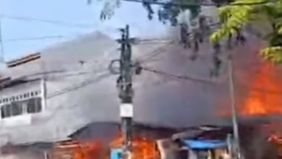 Beredar video memperlihatkan sejumlah kios terbakar di Pasar Ampera Kampung Ambon Jakarta Timur. Hal tersebut menjadi viral di media sosial.