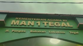 Seorang siswi Madrasah Aliyah Negeri (MAN) 1 Tegal, Jawa Tengah dikeluarkan dari sekolah setelah berhasil meraih juara lomba renang. Hal tersebut menjadi perbincangan hangat di media sosial.