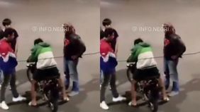 Beredar video memperlihatkan segerombolan geng motor berulang dengan memukuli anak di bawah umur. Hal tersebut menjadi viral di media sosial.