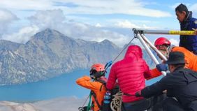 Upaya penyelamatan pendaki asal Brasil, Juliana Marins (26), yang terjatuh ke dalam jurang sedalam 500 meter di kawasan Gunung Rinjani, Nusa Tenggara Barat, sejak Sabtu, 21 Juni 2025 masih terus dilakukan hingga hari keempat.