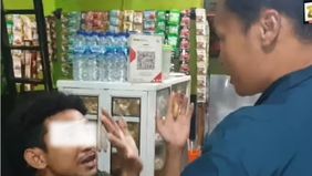 Beredar video memperlihatkan beberapa polisi mengenakan baju bebas mengamankan seorang pria yang menggadaikan mobil bosnya. Hal tersebut menjadi viral di media sosial.
