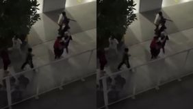 Beredar video memperlihatkan sejumlah karyawan pabrik sepatu PT Adonia di Tegal mengalami kesurupan massal di malam 1 suro. Hal tersebut menjadi viral di media sosial.