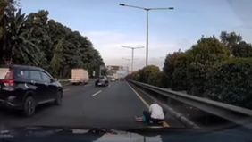 Beredar video memperlihatkan seorang anak kecil terjatuh dari bus saat melintas di ruas Tol JORR Joglo Ciledug-Veteran Bintaro. Hal tersebut menjadi viral di media sosial.