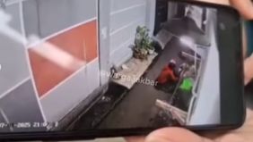 Beredar video memperlihatkan seorang wanita menjadi korban penganiayaan yang dilakukan oleh mantan suaminya di Tambora, Jakarta Barat. Hal tersebut menjadi viral di media sosial.