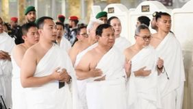 Beredar video memperlihatkan Presiden Prabowo dikawal ketat oleh Askar atau pihak keamanan Arab Saudi saat melakukan ibadah umrah. Hal tersebut menjadi viral di media sosial.