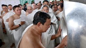 Presiden Republik Indonesia Prabowo Subianto melaksanakan ibadah umrah di Kota Suci, Mekkah. Kegiatan ibadah tersebut dilakukan Prabowo di sela-sela kunjungan kenegaraannya ke Arab Saudi.