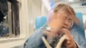 Beredar video memperlihatkan seorang wanita menjadi korban pelemparan batu di Kereta Api hingga harus di bahwa ke IGD. Hal tersebut menjadi viral di media sosial.