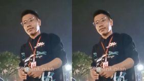 Beredar video memperlihatkan seorang warga yang sedang asik nongkrong di pinggir Air Mancur bersama keluarganya kena pungut biaya Rp2.000. Hal tersebut menjadi viral di media sosial.