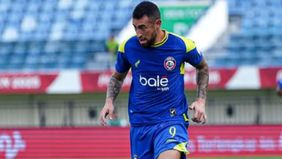 Pemain Arema FC, Paulinho Moccelin diserang netizen setelah membuat Ole Romeny alami cedera akibat tekel horornya dan tidak bisa melanjutkan pertandingan.