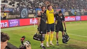 Penyerang Oxford United, Ole Romeny geram dengan keputusan wasit hanya memberikan kartu kuning kepada pemain Arema FC setelah melakukan tekel horor.