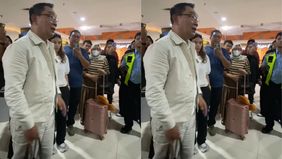 Mantan Gubernur Jawa Barat, Ridwan Kamil kini tiba-tiba muncul sedang berada di Bandara, setelah sekian lama tidak terlihat di publik. Hal tersebut menjadi viral di media sosial.