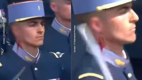 Beredar video memperlihatkan seorang prajurit Prancis berdarah di bagian telinganya setelah terkena pedang sendiri saat parade Bastille Day di Paris pada Senin 14 Juli 2025.