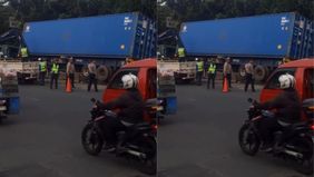 Sebuah truk kontainer mengalami kecelakaan setelah menabrakan pembatas jalan di Jalan Raya Latumenten, Jakarta Barat pada Selasa pagi, 15 Juli 2025.
