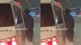 Viral! Pemalakan Bersenjata Tajam di Lampu Merah Pulomas Bikin Ngeri