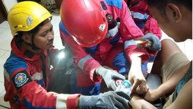 Petugas Damkar Surabaya mendapatkan panggilan tidak biasa. Kini pihak Polres Semampir menghubungi damkar untuk meminta bantuan melepaskan borgol tahanan yang susah dibuka. Hal tersebut menjadi viral di media sosial.