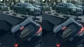 Beredar video memperlihatkan sebuah mobil masuk ke Sinkhole (Lubang Besar) di Jalan Tanjong Katong, Singapura pada Sabtu kemarin, 26 Juli 2025.