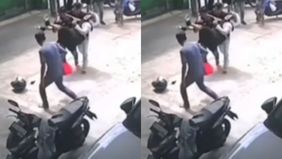 Beredar video memperlihatkan komplotan curanmor menembak seorang wanita di Palembang setelah aksinya kepergok. Hal tersebut menjadi viral di media sosial.