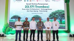 Bakti Lingkungan Djarum Foundation (BLDF) melalui program Djarum Trees for Life (DTFL) menyerahterimakan pohon trembesi di dua ruas tol sepanjang Bakauheni Palembang.