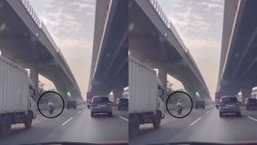 Beredar video memperlihatkan seorang pengendara motor nekat ke jalan tol Jakarta-Cikampek. Hal tersebut menjadi viral di media sosial.