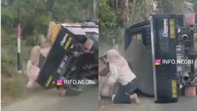 Beredar video memperlihatkan mobil jenis pick up yang tengah membawa emak-emak terjatuh dan terhempas ke aspal. Hal tersebut menjadi viral di media sosial.