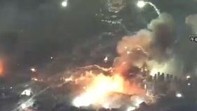 Dua kapal tongkang yang membawa kembang api untuk festival musim panas di lepas pantai Yokohama, Jepang, dilaporkan terbakar pada Senin kemarin, 4 Agustus 2025.