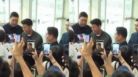 Pemain Timnas Korea Selatan, Son Heung Min langsung disambung penggemar Los Angeles FC saat pertama kali tiba di Bandara Los Angeles.