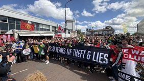 Suporter Manchester United bakal menggelar aksi protes besar-besar ke keluarga Glazer dan Sir Jim Ratcliffe saat Setan Merah menjalani pertandingan pembuka Premier League menghadapi Arsenal pada 17 Agustus 2025 mendatang di Stadion Old Trafford.