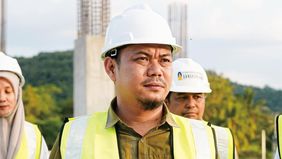 Bupati Kolaka Timur, Abdul Aziz diduga terkena Operasi Tangkap Tangan (OTT) yang dilakukan Komisi Pemberantasan Korupsi (KPK). Hal tersebut disampaikan Wakil Ketua KPK Johanis Talak.