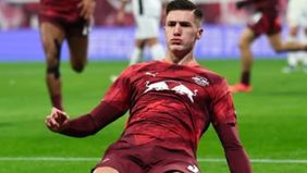 Benjamin Sesko tinggal selangkah lagi bergabung Manchester United. Pemain berusia 22 tahun itu sudah tiba di markas Setan Merah untuk melakukan tes medis.