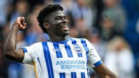Carlos Baleba tengah dimintai Manchester United dan Manchester City. Namun Brighton tidak akan melepas berusia 21 tahun itu dengan harga murah.