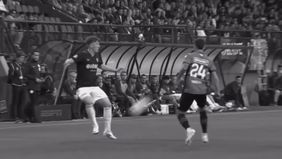 Penyerang Timnas Indonesia, Ole Romeny membagikan video ketika dirinya mendapatkan tekelan dari Calvin Verdonk.