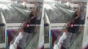Beredar video memperlihatkan seorang jamaah umroh lansia terjatuh dari eskalator Bandara Kualanamu Medan, Sumatera Utara. Hal tersebut menjadi viral di media sosial.