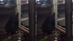 Beredar video yang menggegerkan warga Depok setelah kemunculan asap panas secara misterius hingga mengeluarkan bau belerang di Jalan Raya Bogor, Depok. Hal tersebut menjadi viral di media sosial.