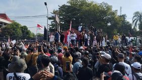 Ribuan warga Kabupaten Pati, Jawa Tengah melakukan unjuk rasa menuntut Bupati Sudewo mengundurkan diri dari jabatannya karena dianggap arogan sebagai pemimpin.