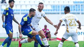 Arema FC berhasil menumbangkan Bhayangkara FC dengan skor 2-1 dalam lanjutan Super League di Stadion Kanjuruhan, Jumat 22 Agustus 2025.