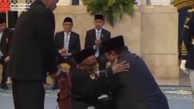 Presiden Prabowo Subianto baru saja memberikan tanda kehormatan Bintang Jasa Utama ke Teung Nyak Sandang bin Lamudin. Ia merupakan penyumbang pembelian pembelian pesawat pertama RI.