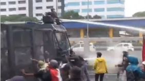 Demo di depan gedung DPR RI berakhir ricuh. Polisi yang mengamankan jalannya aksi akhirnya memukul mundur massa dan membubarkan agar tidak terjadi hal-hal yang tidak diinginkan.