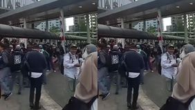 Beredar video memperlihatkan kondisi di Stasiun Tanah Abang setelah sejumlah KRL tertahan akibat adanya demo di depan Gedung DPR. Hal tersebut menjadi viral di media sosial.