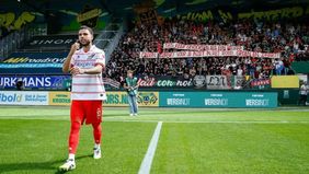 Suporter NEC Nijmegen memberikan salam perpisahan ke pemain Timnas Indonesia Calvin Verdonk dalam pertandingan terakhir di Eredivisie pada Minggu kemarin, 31 Agustus 2025.
