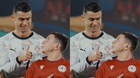 Ada momen mengharukan sebelum duel Portugal vs Armenia. Terlihat Cristiano Ronaldo menenangkan bocah maskot lapangan yang terlihat menangis kegirangan.