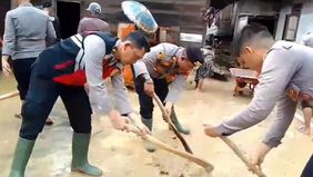 Aparat gabungan dari Polda Lampung, TNI, BPBD, dan relawan turun langsung membantu warga yang terdampak banjir dan tanah longsor di Pekon Banding Agung, Kecamatan Suoh, Jumat 12 September 2025.