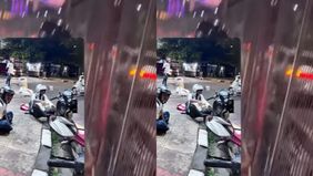 Beredar video memperlihatkan sebuah mobil diduga telah melakukan tabrak lari pengendara motor di samping Tol Jakarta-Merak, Jakarta Barat. Hal tersebut menjadi viral di media sosial.