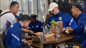 Terlihat momen dua penggawa Persib Bandung, Thom Haye dan Eliano Rijnders dikasih uang jajang jelang menghadapi Arema FC. Hal tersebut menjadi viral di media sosial.