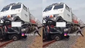 Beredar video memperlihatkan sebuah mobil pickup warna hitam tertabrak kereta api dan dikabarkan menyebabkan dua orang tewas. Hal tersebut menjadi viral di media sosial.
