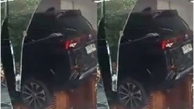 Sebuah mobil Toyota Veloz yang dikemudikan wanita berinisial HYS (41) menabrak sebuah toko buah di Jalan Taman Surya, Kalideres, Jakarta Barat.