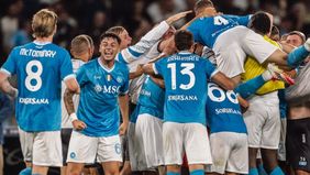 Napoli kembali memuncaki klasemen sementara Liga Italia 2025/2026 setelah mengalahkan Genoa 2-1 di Stadion Diego Armando Maradona, Minggu 5 Oktober 2025.