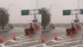 Viral beredar video memperlihatkan sebuah pohon tumbang ke ruas jalan tol setelah diterpa hujan deras. Hal tersebut menjadi viral di media sosial.