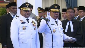 Presiden Prabowo Subianto baru saja melantik Gubernur Papua terpilih Mathius Fakhiri dan wakilnya yaitu Aryoko Rumaropen di Istana Kepresidenan, Jakarta, Rabu 8 Oktober 2025.